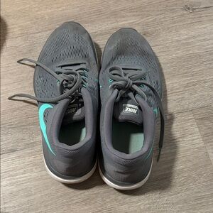 Nike Women's Gray Running Sneakers with Teal Accent